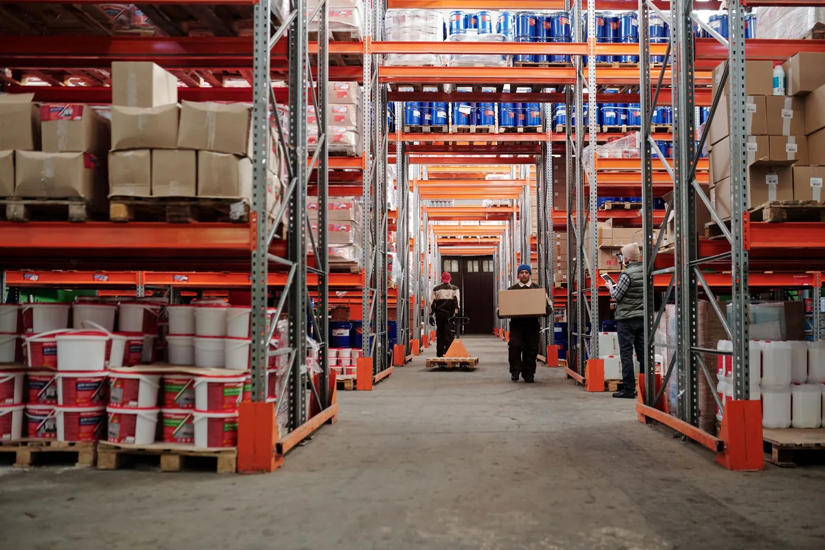 Allée d’un entrepôt logistique équipé de racks de stockage industriels